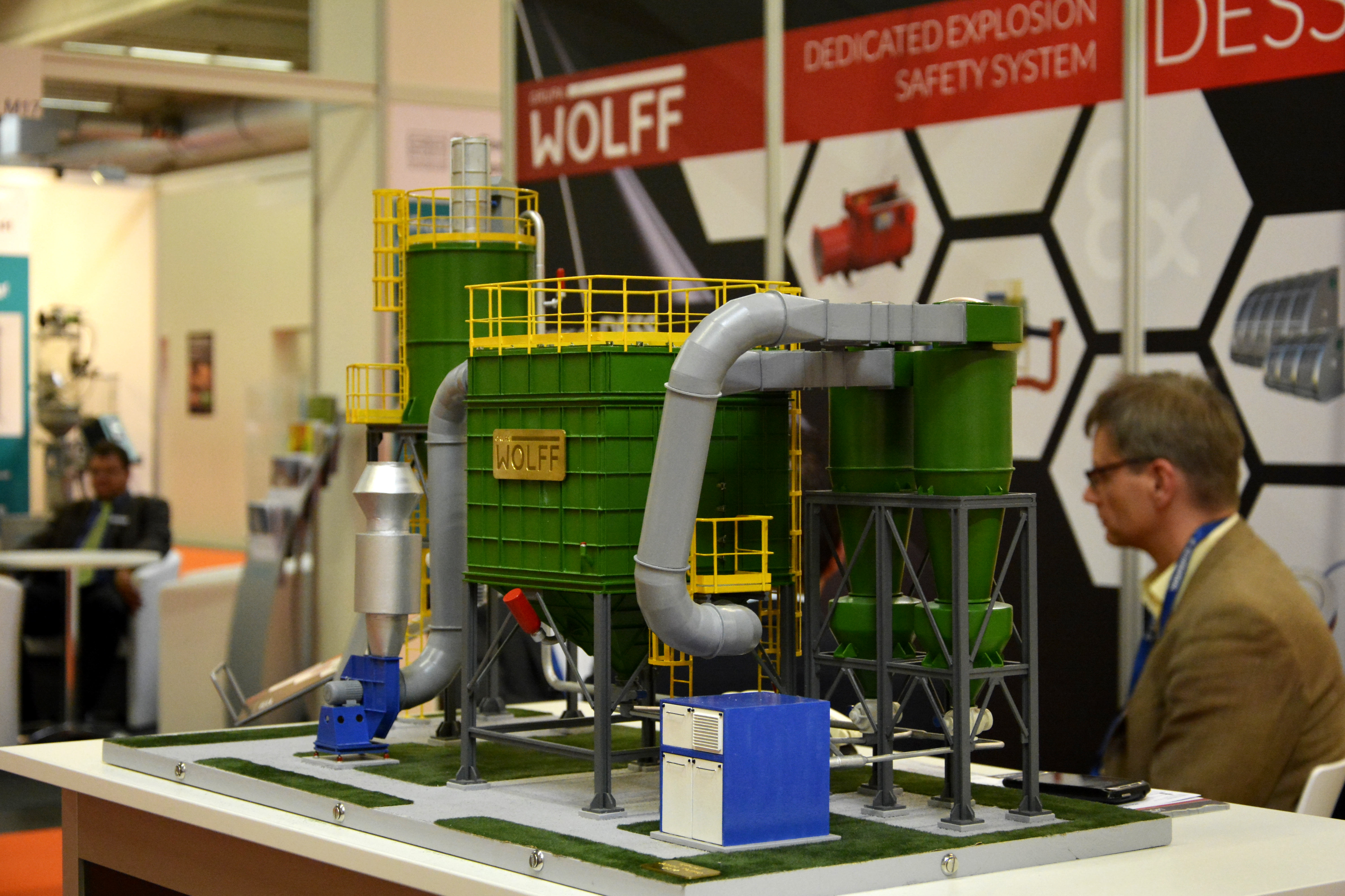 DSBW (ang. DESS) prezentowaliśmy na przykładzie instalacji odpylania i magazynowania materiałów sypkich (na zdjęciu makieta przedstawiająca głównie silos, filtra powietrza oraz cyklony).