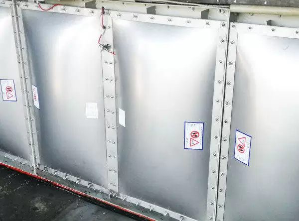 Fot. 6. Certyfikowane panele dekompresyjne z czujnikami otwarcia zabudowane na filtrze – prace uwzględniały wykonanie projektu i montaż ram adaptacyjnych dla nowych paneli.