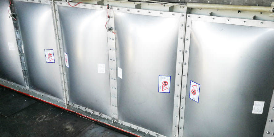 Fot. 6. Certyfikowane panele dekompresyjne z czujnikami otwarcia zabudowane na filtrze – prace uwzględniały wykonanie projektu i montaż ram adaptacyjnych dla nowych paneli.