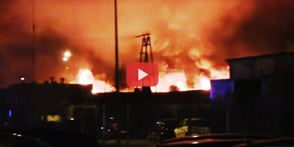 [FILM] Milionowe straty po ogromnym pożarze w zakładzie meblowym w Turku