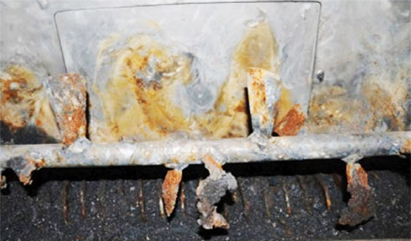 Ślady przetarć na ściankach mieszalnika, w którym doszło do pierwszego wybuchu